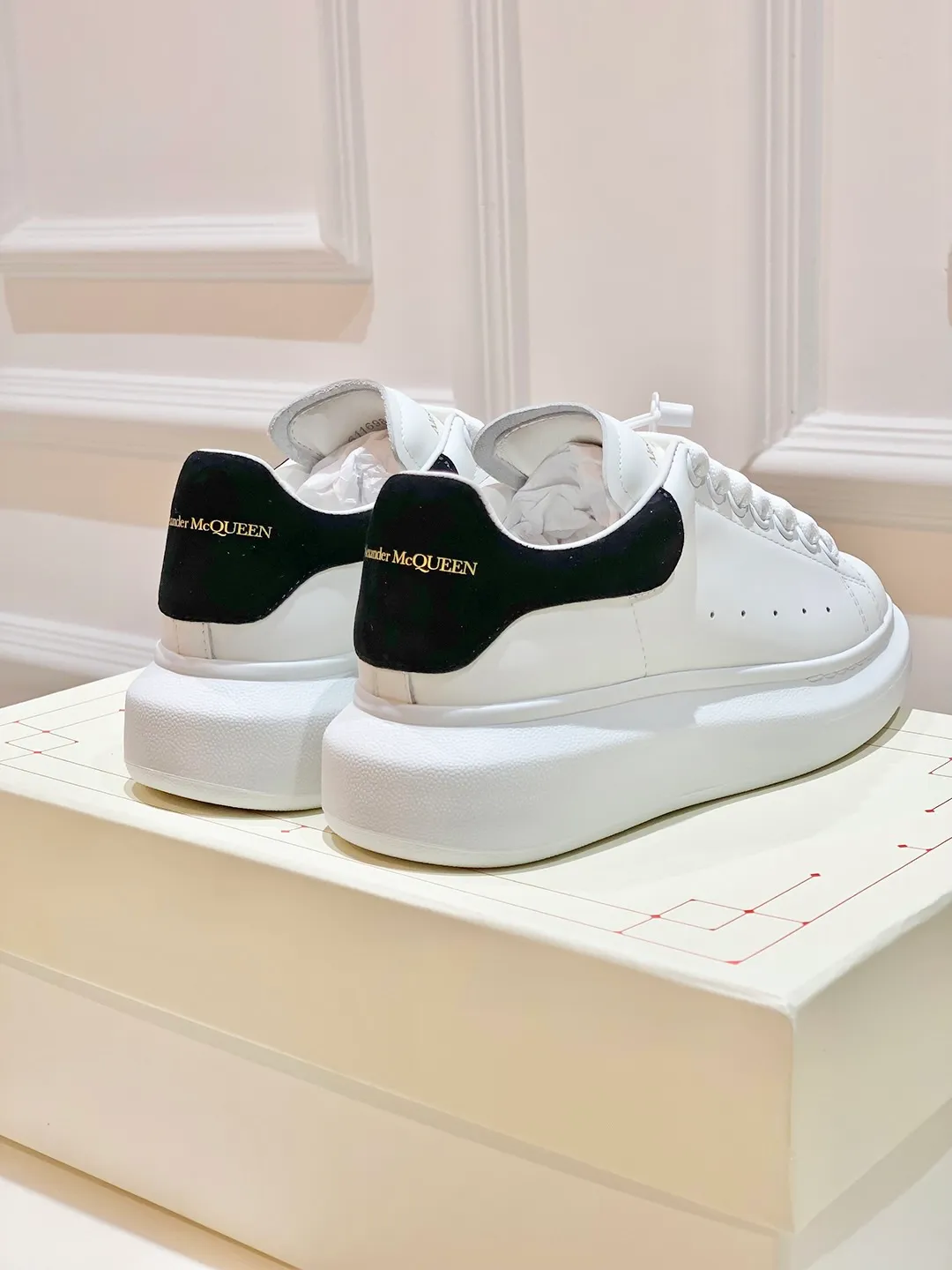 👟👟Ex-factory price 560👟👟 𝐀𝐥𝐞𝐱𝐚𝐧𝐝𝐞𝐫 𝐌𝐜𝐐𝐮𝐞𝐞𝐧A must-have for going out ~ full of confidence. McQueen white shoes are versatile and can instantly elongate your proportions. The long legs that fill the screen make you confident, sweet and cool, and can be controlled by both male and female gods, making you look better as you wear them. ⭐Shoe upper material: first-layer cowhide ⭐Shoe lining material: sheepskin ⭐Available sizes: 35-40, male 39-45 (female 40, male 45 customized)